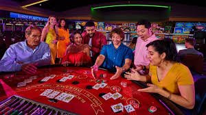 Dealer profesional mariatoto membagikan kartu di studio live